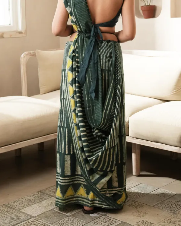 Bottle_Green_Cotton_Geometric_Dabu_Print_Mul_Saree_For_Women